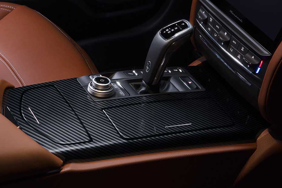 Maserati Quattroporte gear shifter