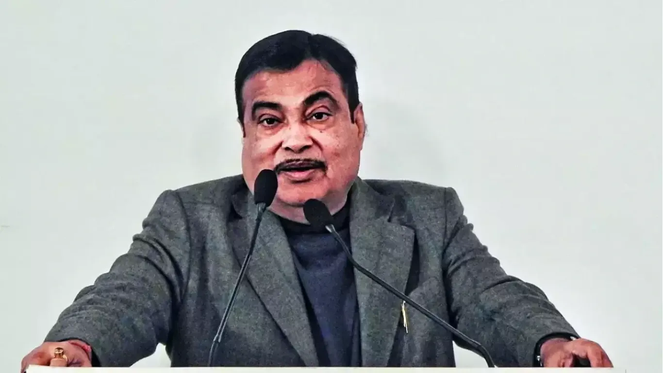 Gadkari Encourages Tractor Manufacturers to Switch to Alternative Fuels