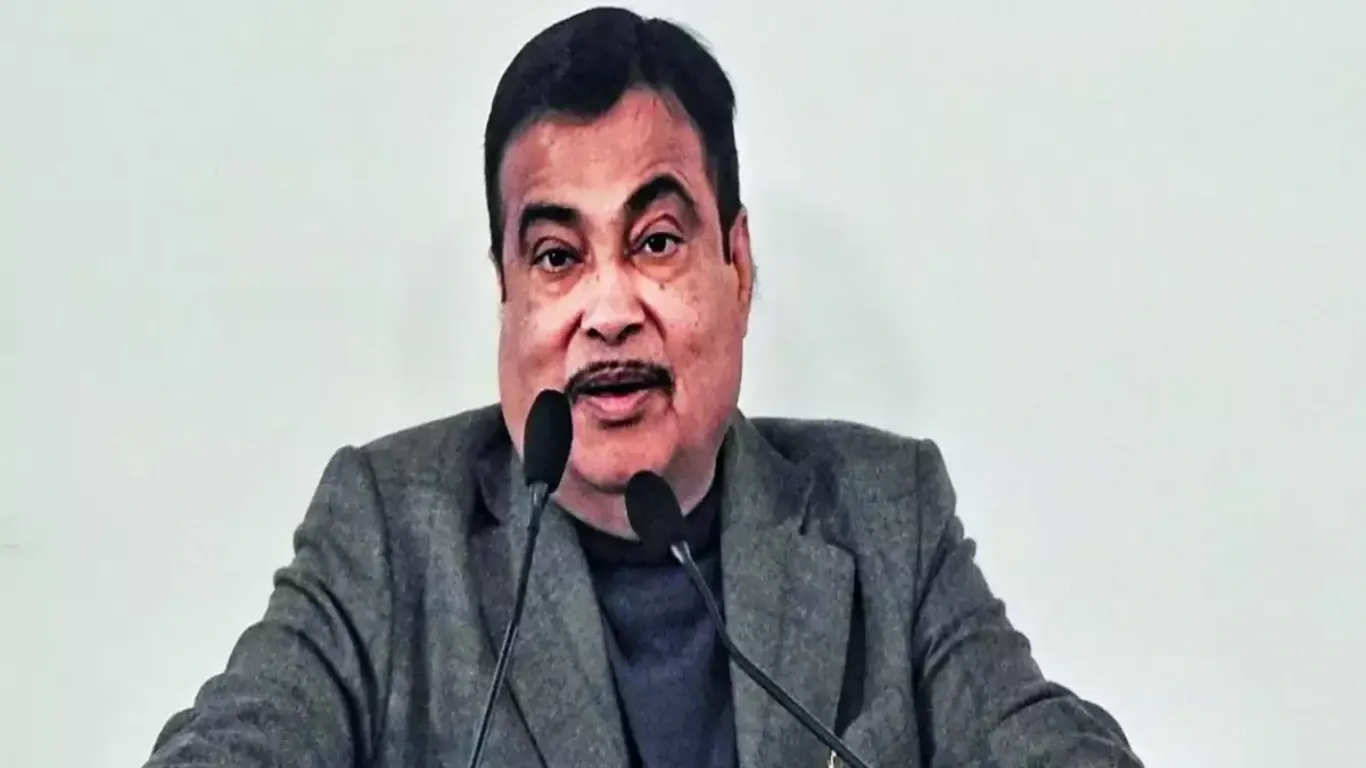 Gadkari Urges Tractor Makers to Adopt Alternative Fuel Technology