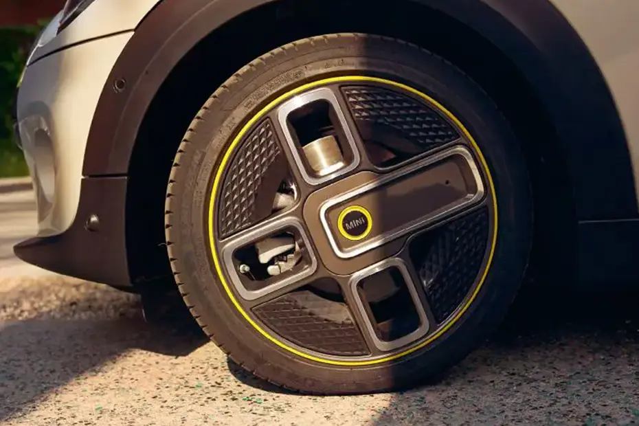 Mini Cooper SE wheel