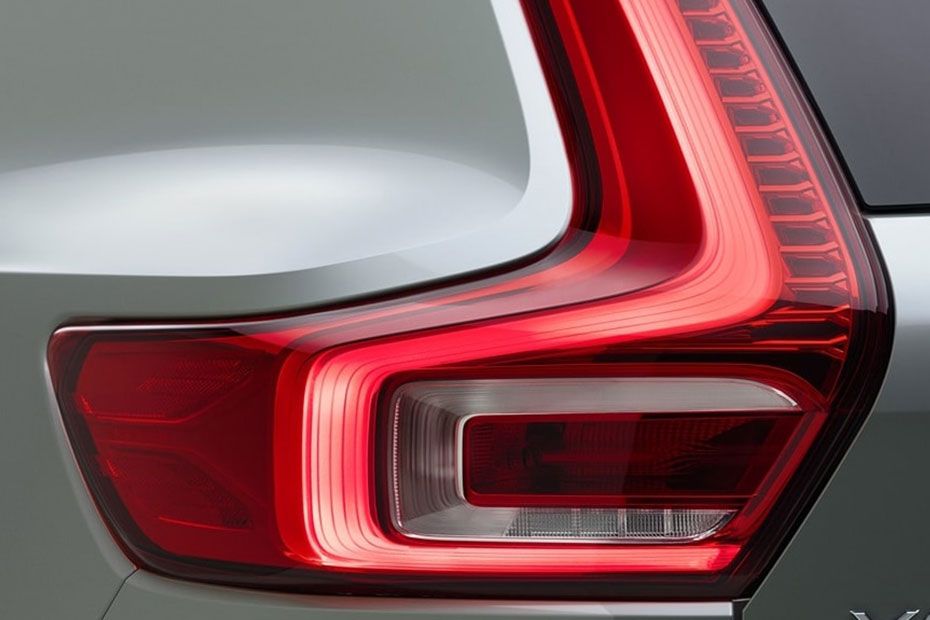 Volvo-XC40-tail-light