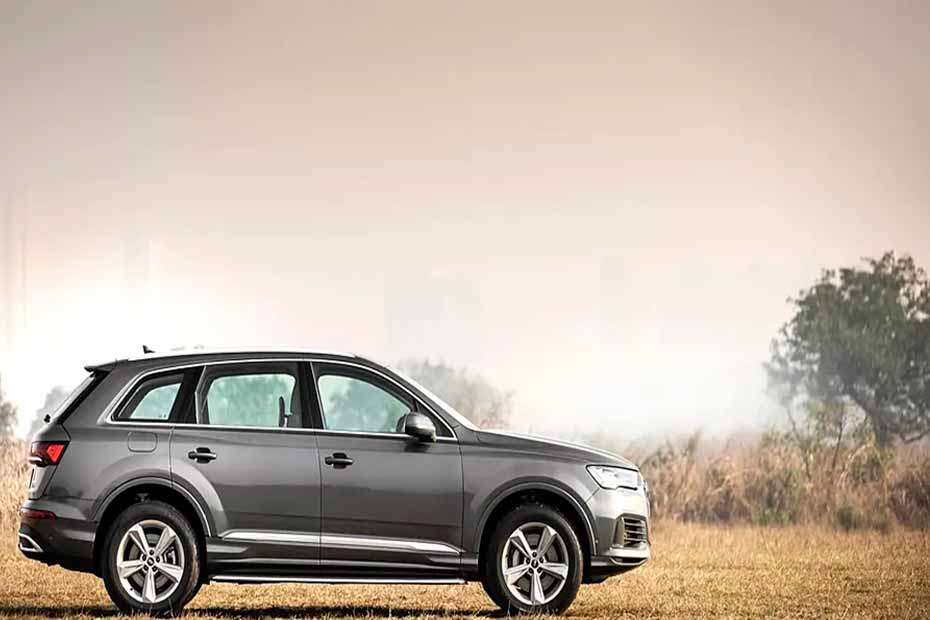 Audi-Q7 Right Side View