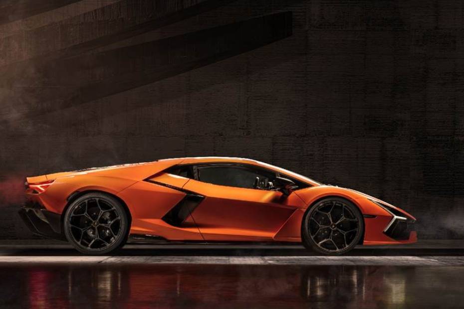 Lamborghini Revuelto Right Side View