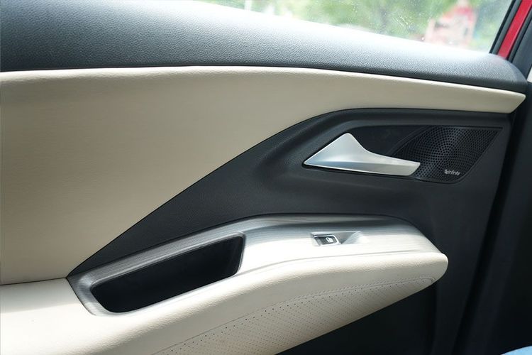 MG-Hector-Plus_interior-door-handle