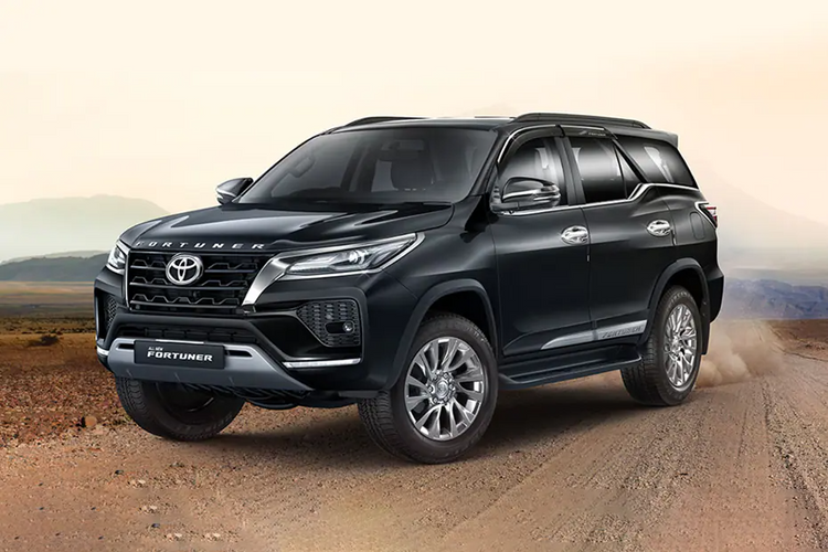 Toyota Fortuner Left Side Front View