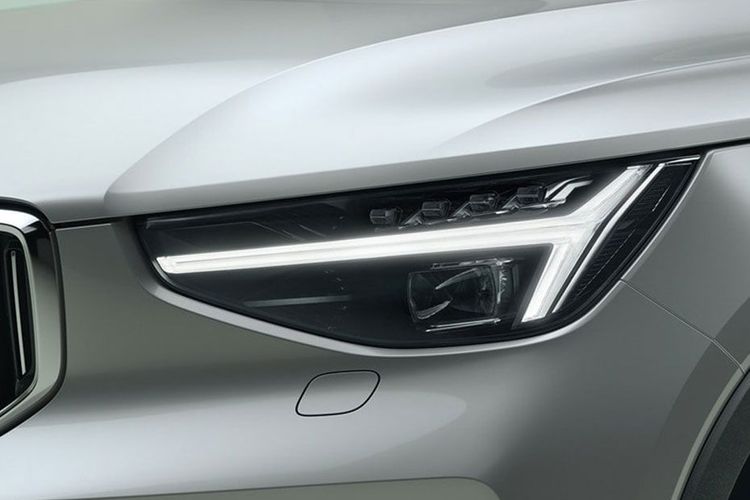 Volvo-XC40-headlight