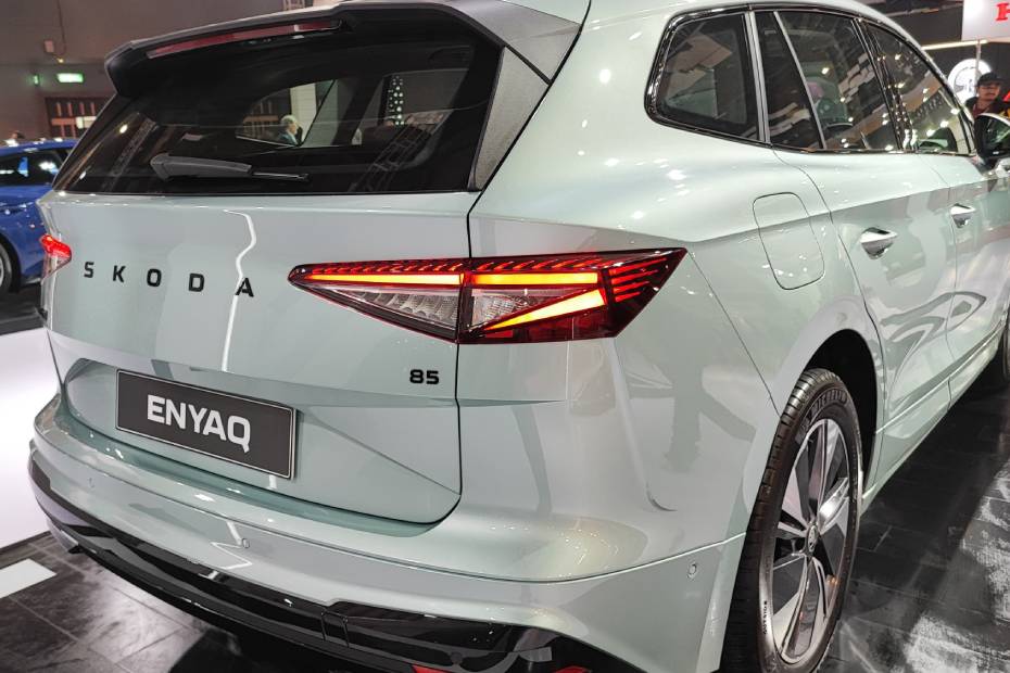 Skoda Enyaq iV Right Rear View