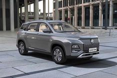 MG Hector Plus Right Side Front View