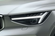 Volvo-XC40-headlight