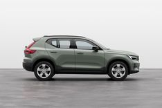 Volvo-XC40-right-side-view